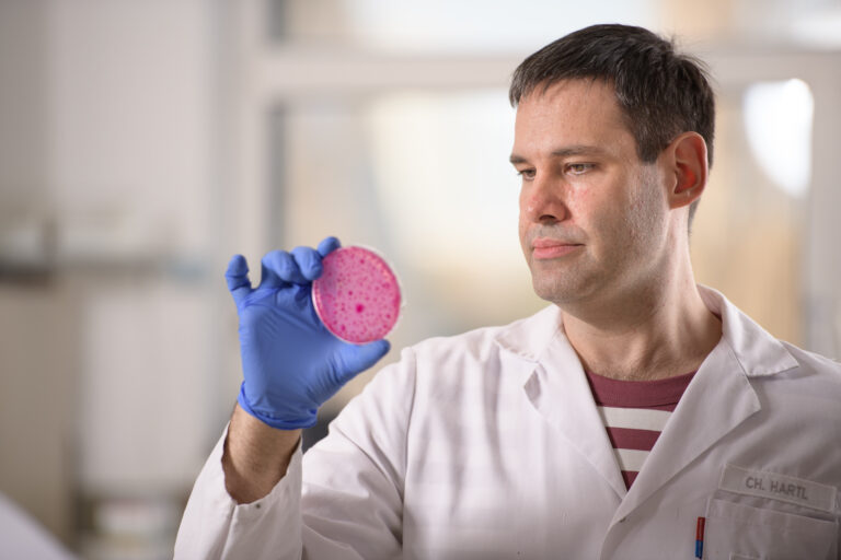 Christiopher Hartl im Labor der Mikrobiologie am OFI