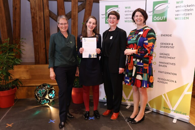 OFI Expertin Elisa Mayrhofer nimmt Nominierungsurkunde für ÖGUT Umweltpreis in der Kategorie "Frauen in der Umwelttechnik" entgegen