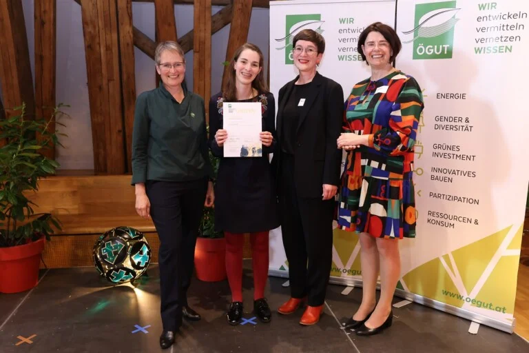 OFI Expertin Elisa Mayrhofer nimmt Nominierungsurkunde für ÖGUT Umweltpreis in der Kategorie "Frauen in der Umwelttechnik" entgegen
