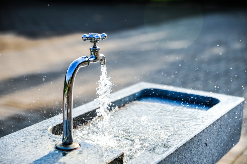 Materialien in Kontakt mit Trinkwasser müssen strenge Anforderungen erfüllen. Sujetbild Trinkwasserbrunnen