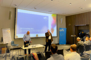 Grünberger (OFI) und Mader (GSB) begrüßen das Publikum des OFI Pulvertag 2023