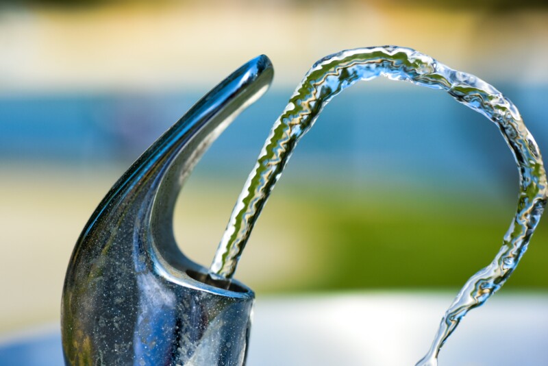 Zertifizierung ihrer Produkte im Trinkwasserkontakt (Trinkwasserhahn aus dem Wasser kommt)