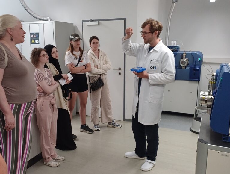 Wissenschaftler Johannes Helm spricht mit Schülerinnen