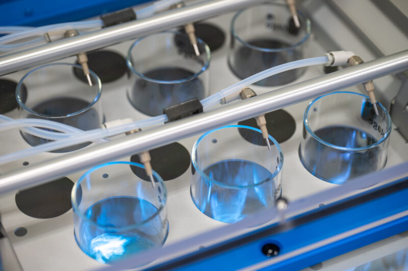 Gläser mit blauer Flüssigkeit in einem Labor, Turbovap