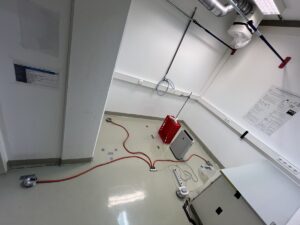 Innenraum des Testraumes mit dem Test-Luftreiniger
