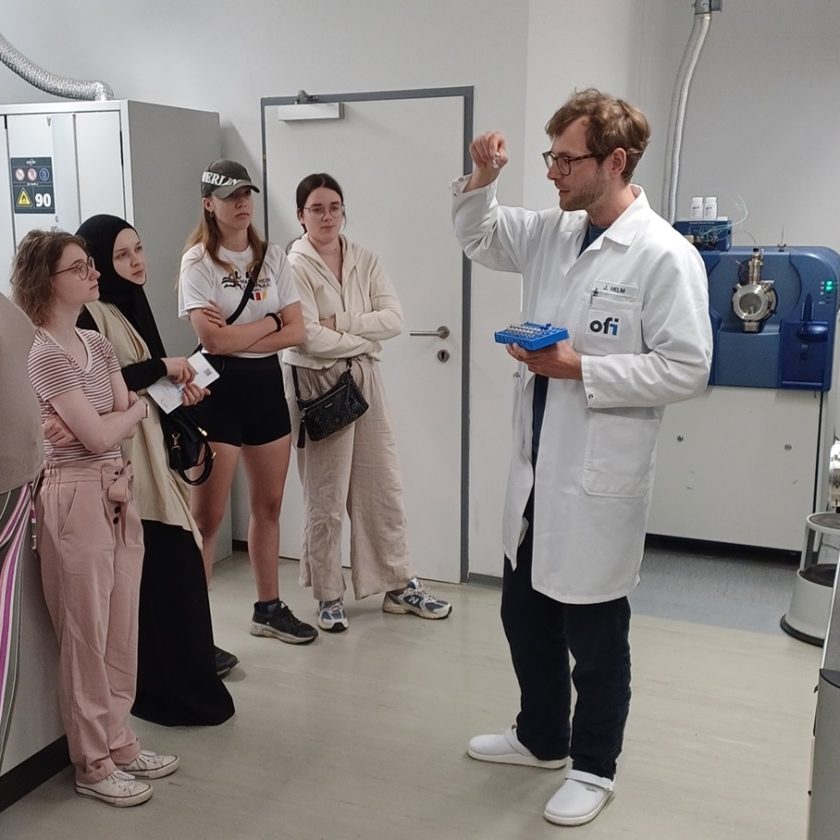 Wissenschaftler Johannes Helm spricht mit Schülerinnen