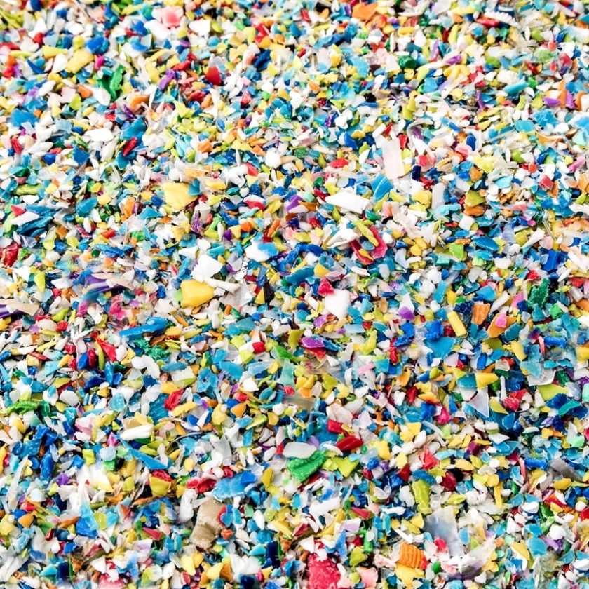 Gebrauchter Kunststoff zerkleinert, bereit zum Einschmelzen zu recycelten Kunststoffgranulaten