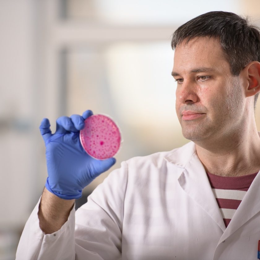 Christiopher Hartl im Labor der Mikrobiologie am OFI