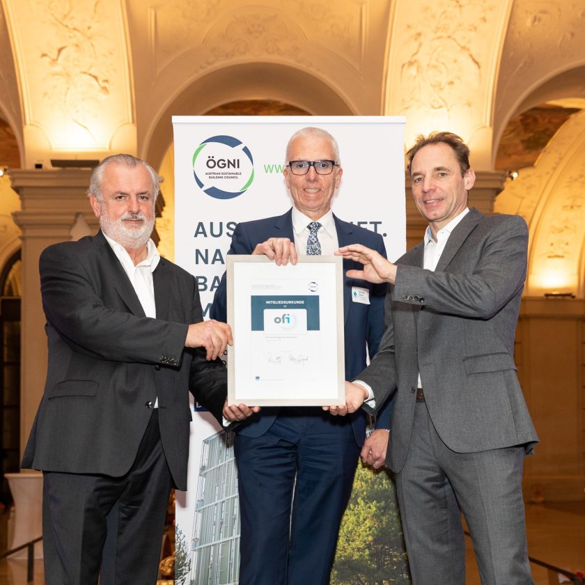 OEGNI-Jubilaeum-OFI-Urkunde Im feierlichen Ambiente nimmt OFI Geschäftsführer Baurat Dr. Michael Balak die ÖGNI Mitgliedsurkunde für das OFI entgegen.