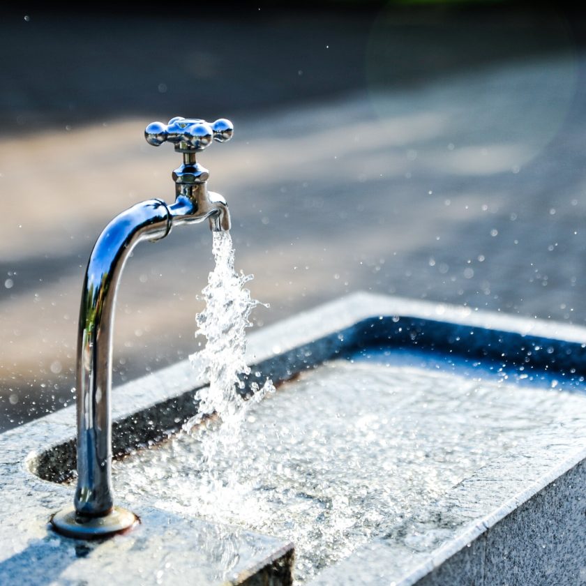 Materialien in Kontakt mit Trinkwasser müssen strenge Anforderungen erfüllen. Sujetbild Trinkwasserbrunnen