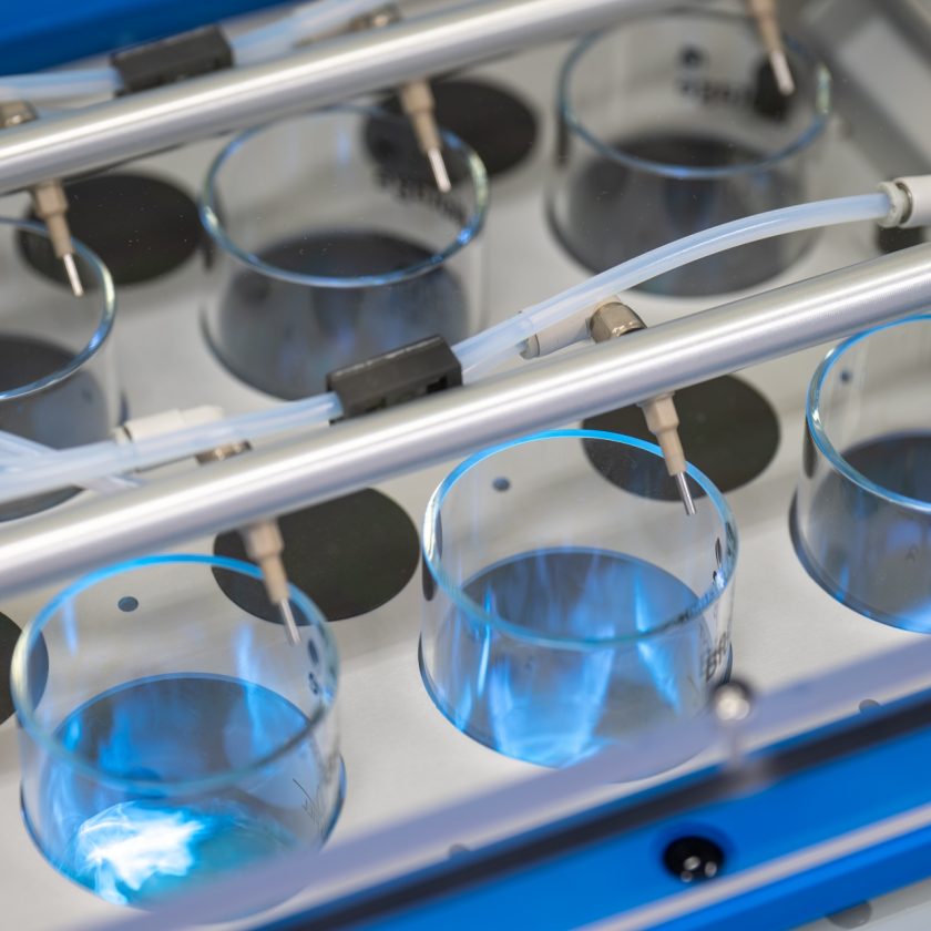 Gläser mit blauer Flüssigkeit in einem Labor, Turbovap