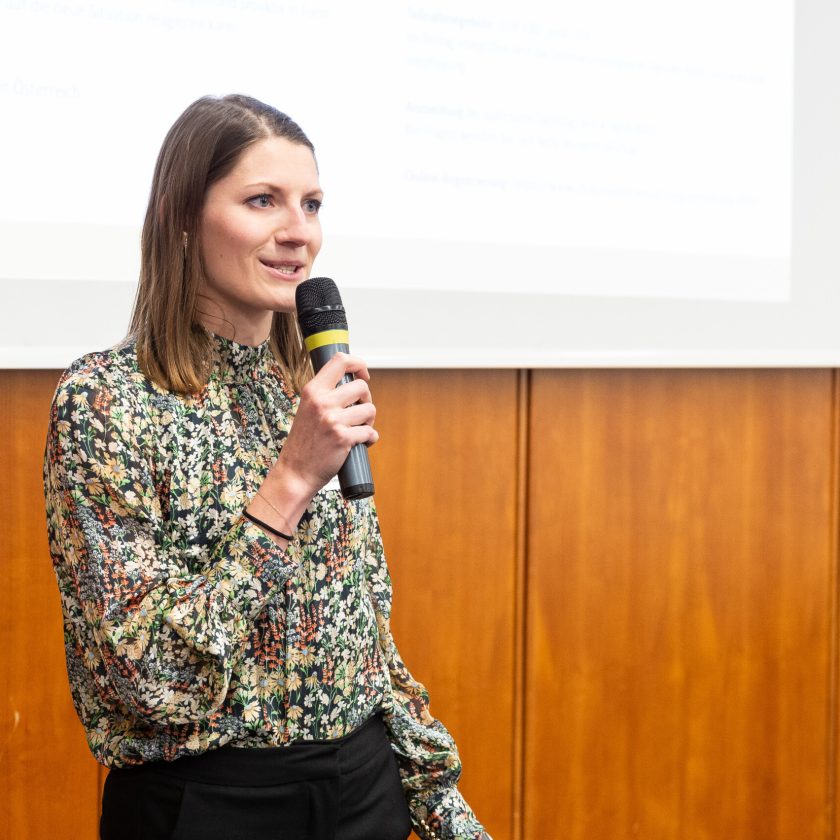 Verpackungsverordnung-InfoVA-OFI-ARA-202304-Moderation OFI Expertin Elisabeth Pinter moderiert