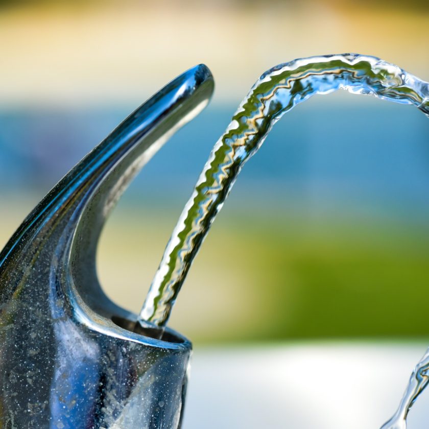 ZI-21 DWD Zertifizierung ihrer Produkte im Trinkwasserkontakt (Trinkwasserhahn aus dem Wasser kommt)
